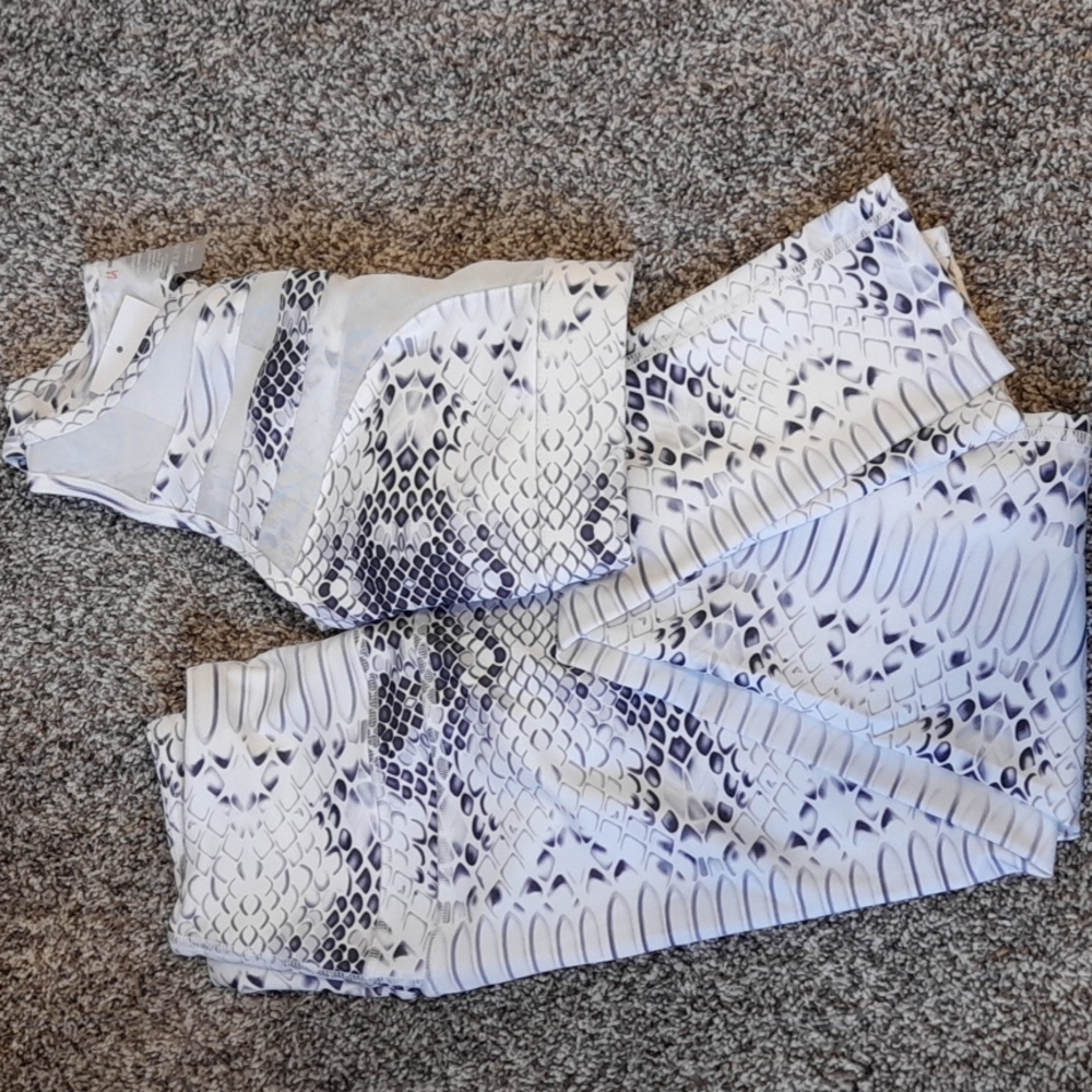 NWT Athletic Set Bra/leggings Snake skin print